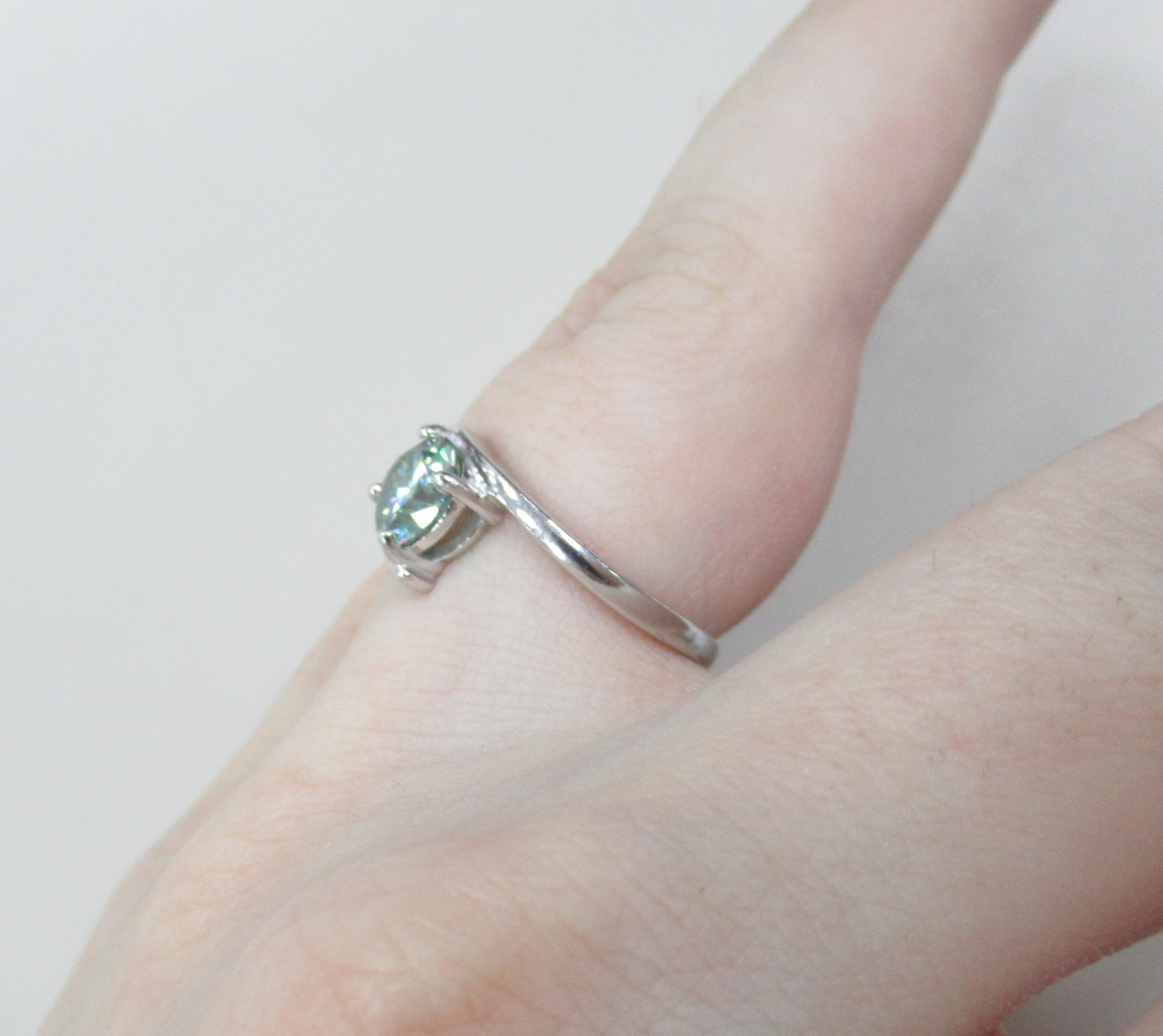 Серебряное кольцо с зеленым муассанитом